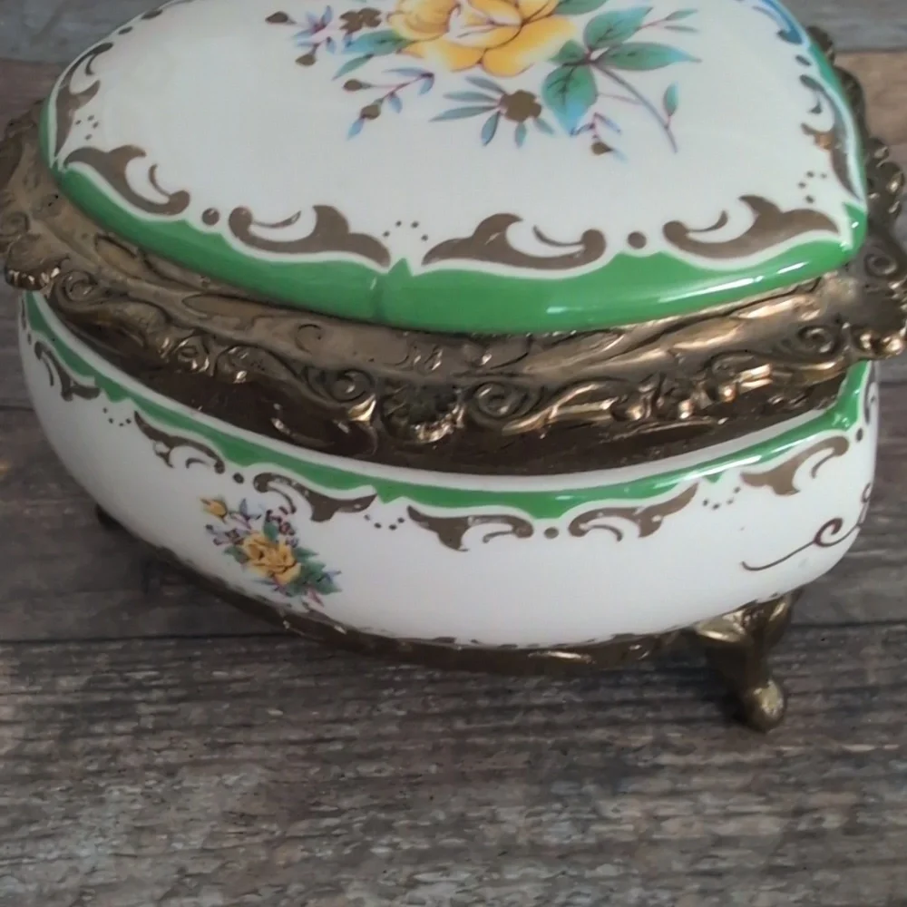 Vintage Heart Jewelery Music Box, Rare‎ Vintage Enamel Metal Footed Trinket Dish